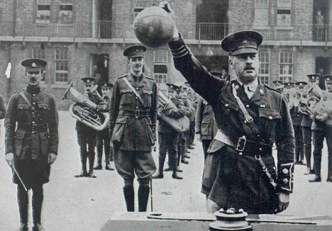 Des soldats partent à l’assaut d’une tranchée en jouant au foot lors de la Guerre 1914-1918