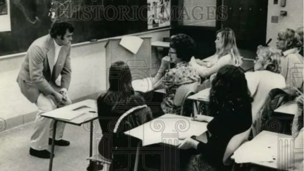 Un professeur enseigne le football à des femmes aux États-Unis en 1972