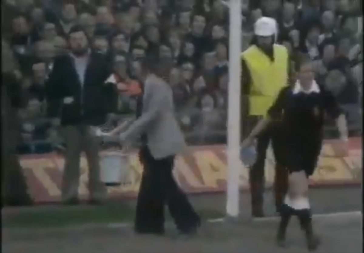 VIDÉO –  Un point de penalty redessiné en plein match lors de Derby-Manchester City en 1977